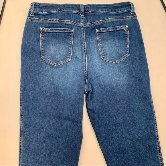 Chico's Jeans Adult Size 1.5 Blue The Platinum Crop Dark Wash Stretch Women - Picture 6 of 6